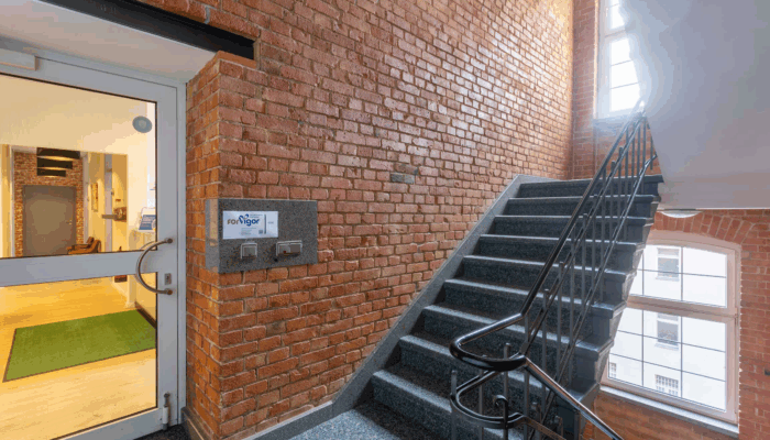 Eingangstür zu unserer Praxis Physio Moabit im dritten Stock des Backstein-Hofgebäude