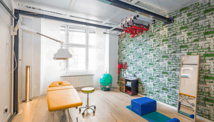 Blick in Raum 4, in dem wir eine weitere Fläche für Krankengymnastik an Geräten, aber auch manuelle Therapie an der Behandlungsbank bereithalten.