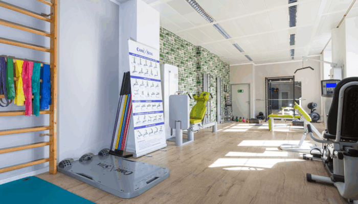 Blick in unseren Trainingsraum, mit viel Platz für Krankengymnastik an Geräten, Krafttraining und Kleingruppen.